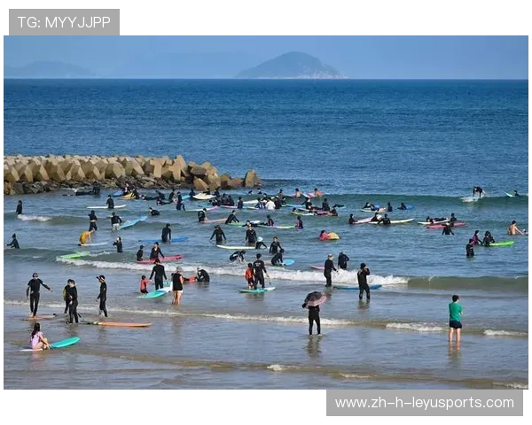 冲浪爸爸抱宝宝一起上浪画面爆红